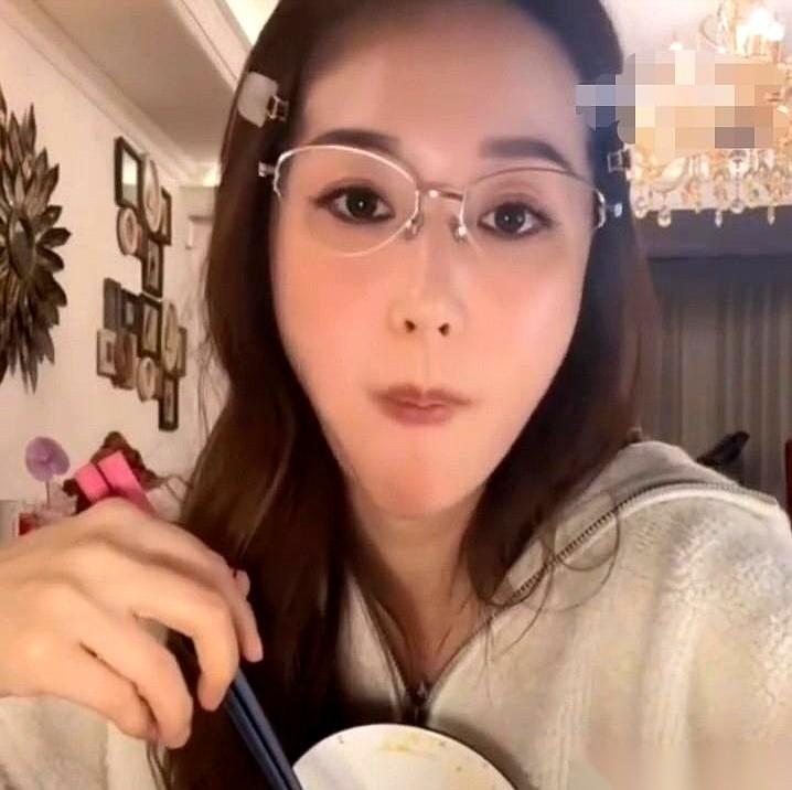 “没时间谈，只想搞钱。”
当吴佳尼被问到感情状况时，就这么轻飘飘地回了一句。
我