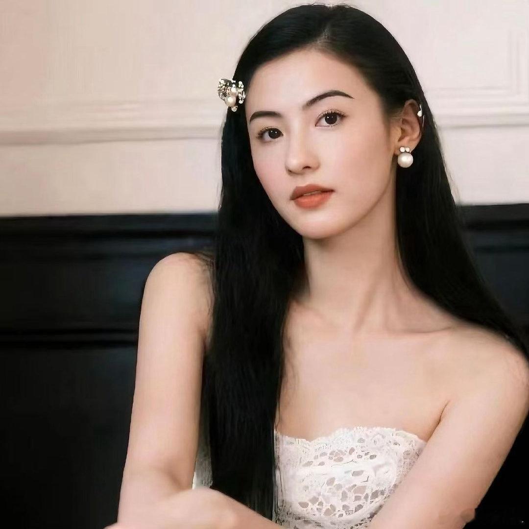 张柏芝开灯瞬间 惊艳 谁能想到，一个开灯的动作能美成静态电影。光线从暗到亮，她的