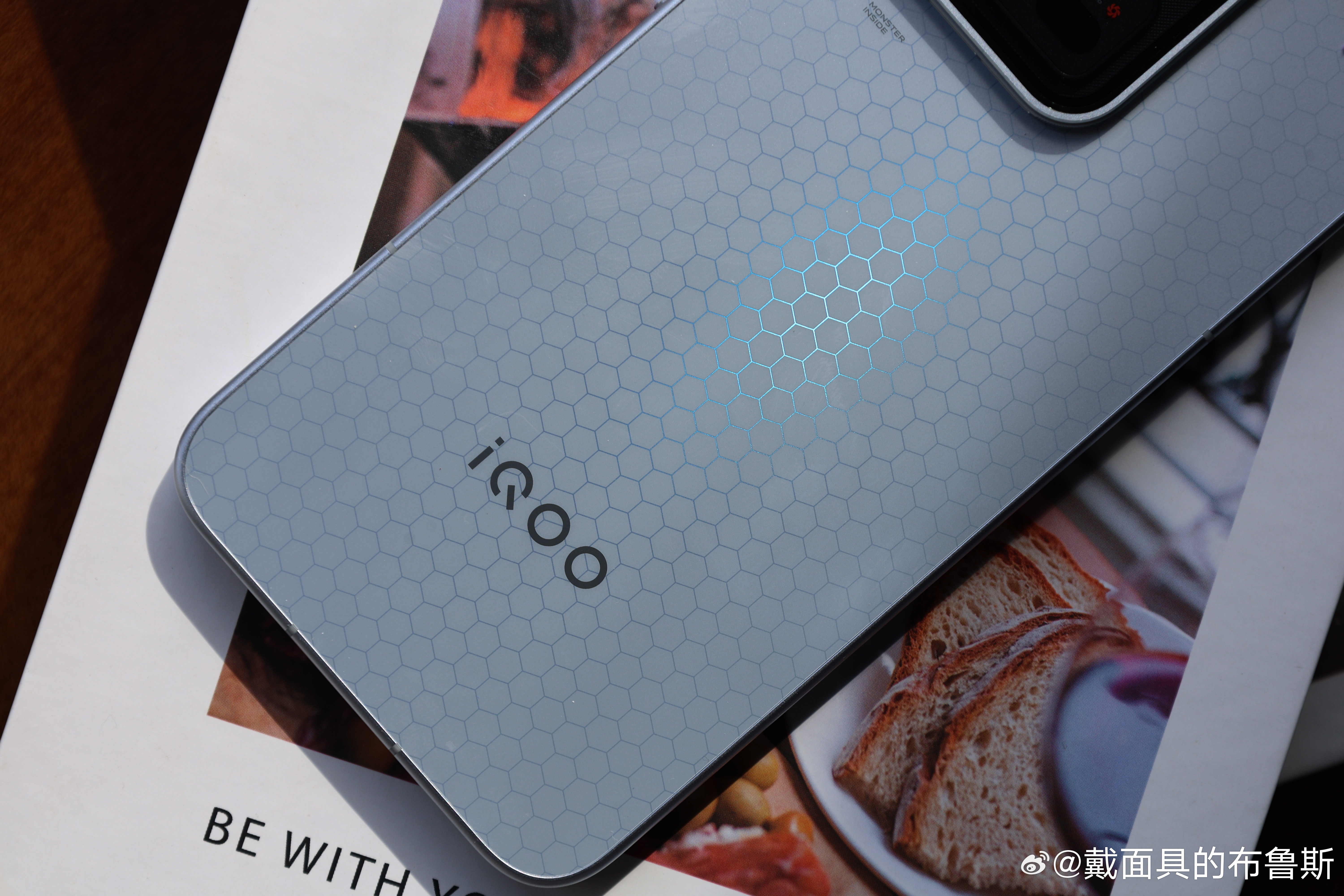 一直很喜欢iQOO 15 Ultra的六边形蜂巢纹理，在光线的照射下中间那片区域
