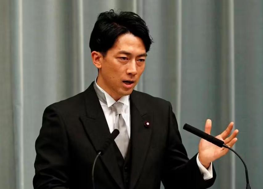 小泉纯一郎的儿子小泉进次郎，今年43岁，跟他爹地长的可真像。目前被认为是下一任自