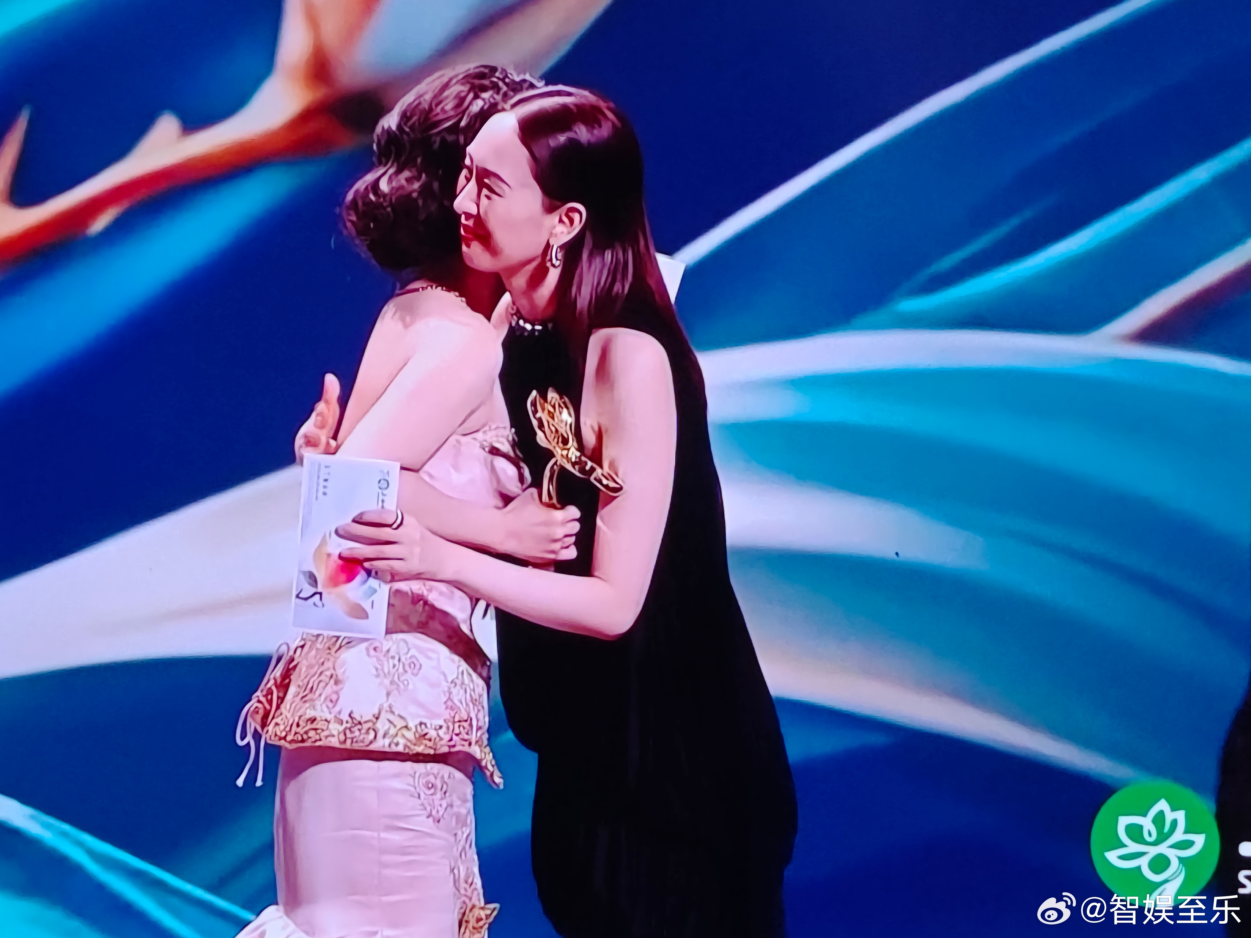 杨紫拿白玉兰奖哭得稀里哗啦！为什么内娱奖项中最佳女主角最受关注，除了竞争激烈，名
