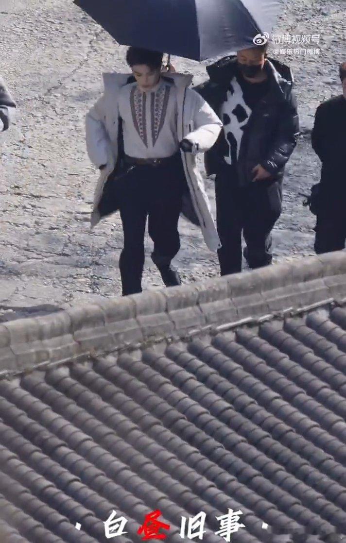 家人们，丁禹兮《南部档案》民族服路透释出，他的每一个神态动作都好有戏，民国氛围感