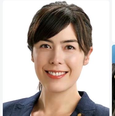 高市早苗最年轻的幕僚小野田纪美腾空出世！
父亲是美国人，母亲是日本人，
于198