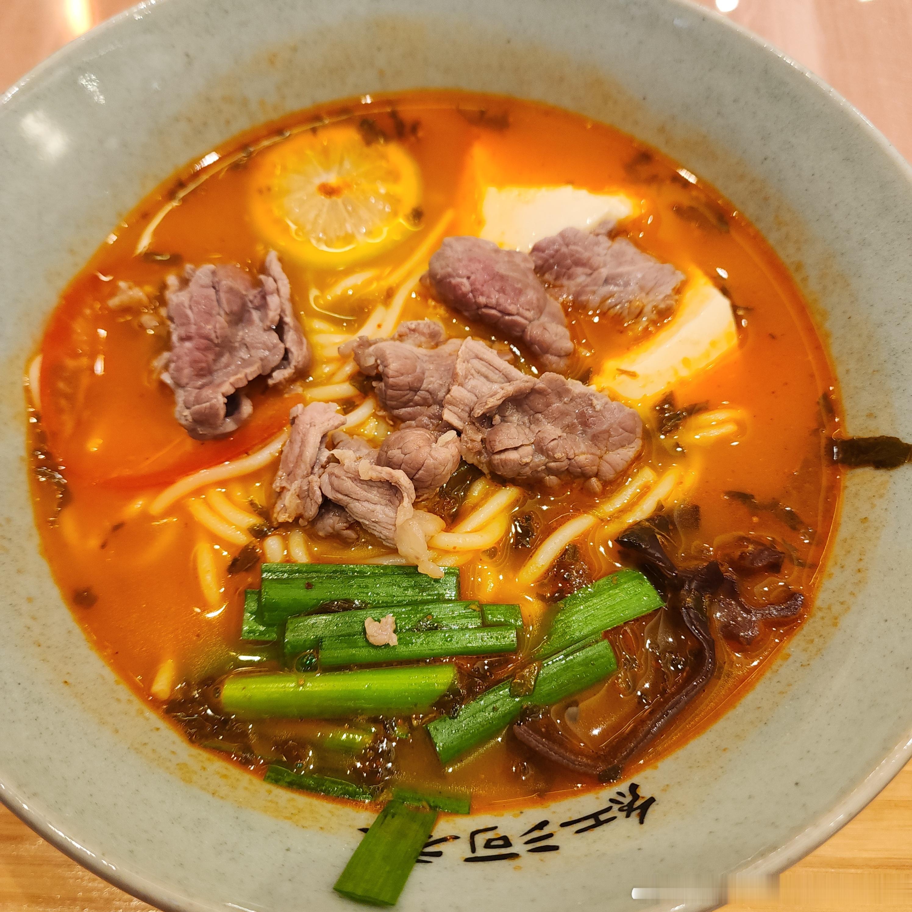 这碗云南米线看起来不错，实际吃起来也很美味。想起来以前高中晚睡的时候，舍友为了吃