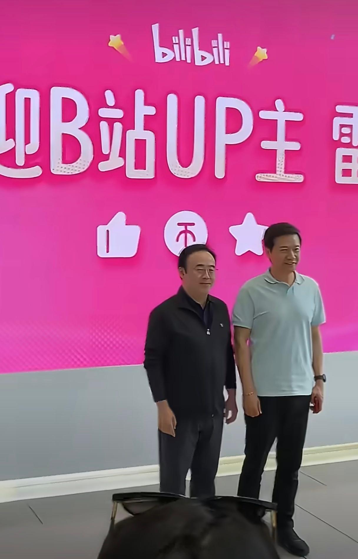 在上海给车主交车后，雷军现身B站总部，B站真正的顶流歌手，也是知名鬼畜UP主，A