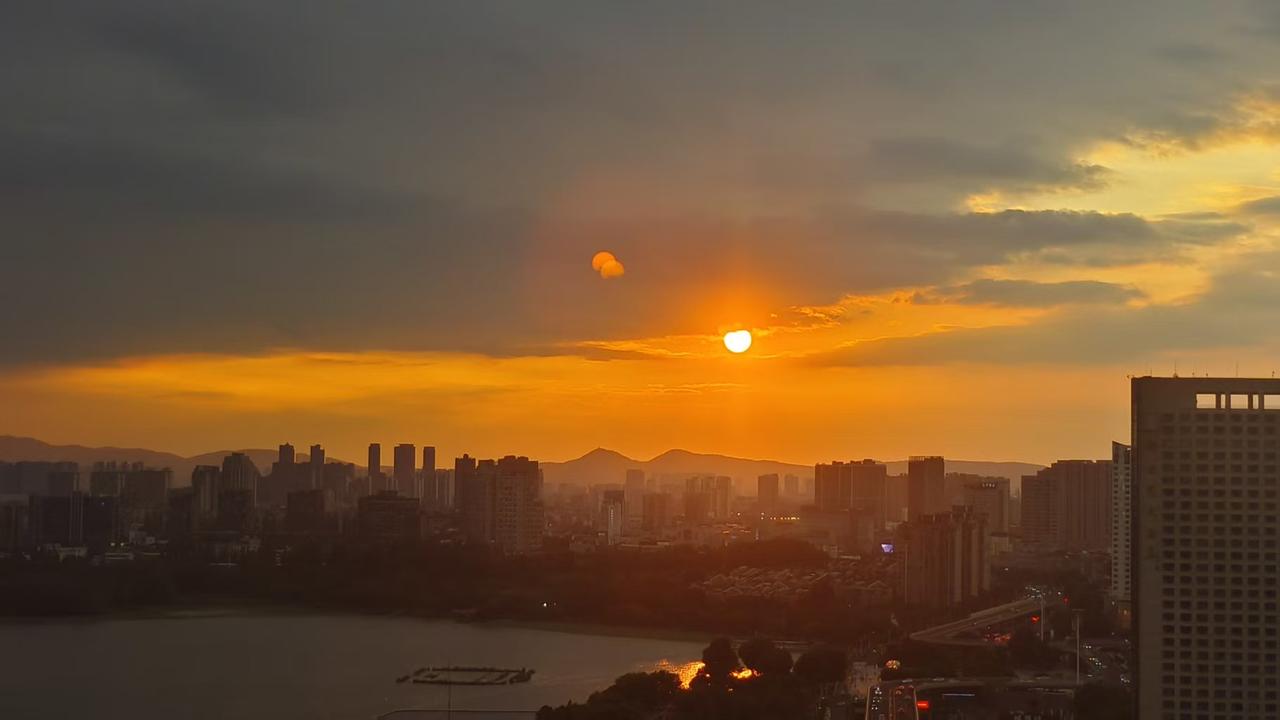 《大家不要慌，今年养老金还是会上涨
的——手中备好下面官方查询渠道……》
  不