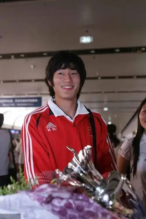 2006年底，19岁的于海在经纪人陪同下远赴荷兰试训。这趟留洋之旅没有鲜花掌声，