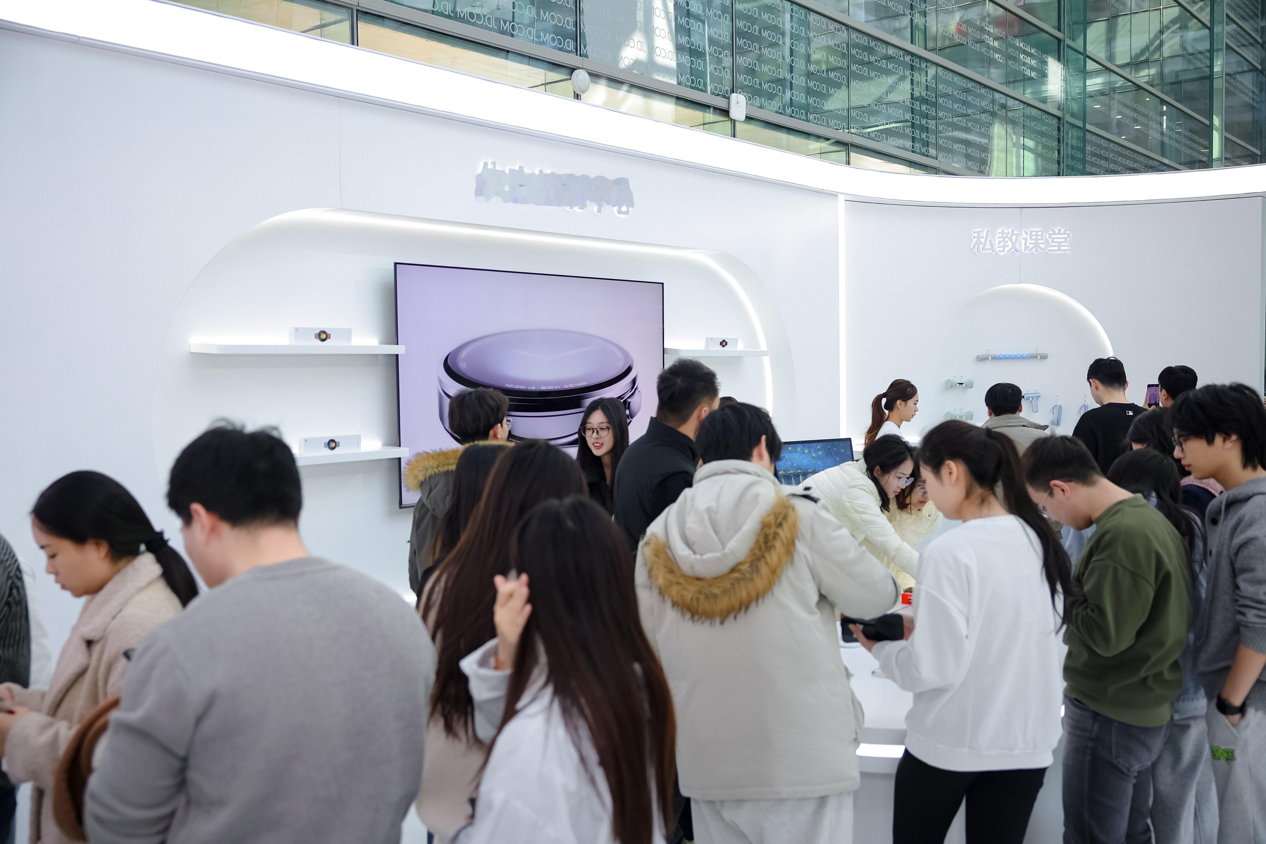 作为数码爱好者，在京东这次的「腕力觉醒空间站」快闪仔细把玩了下小米新品。小米手表