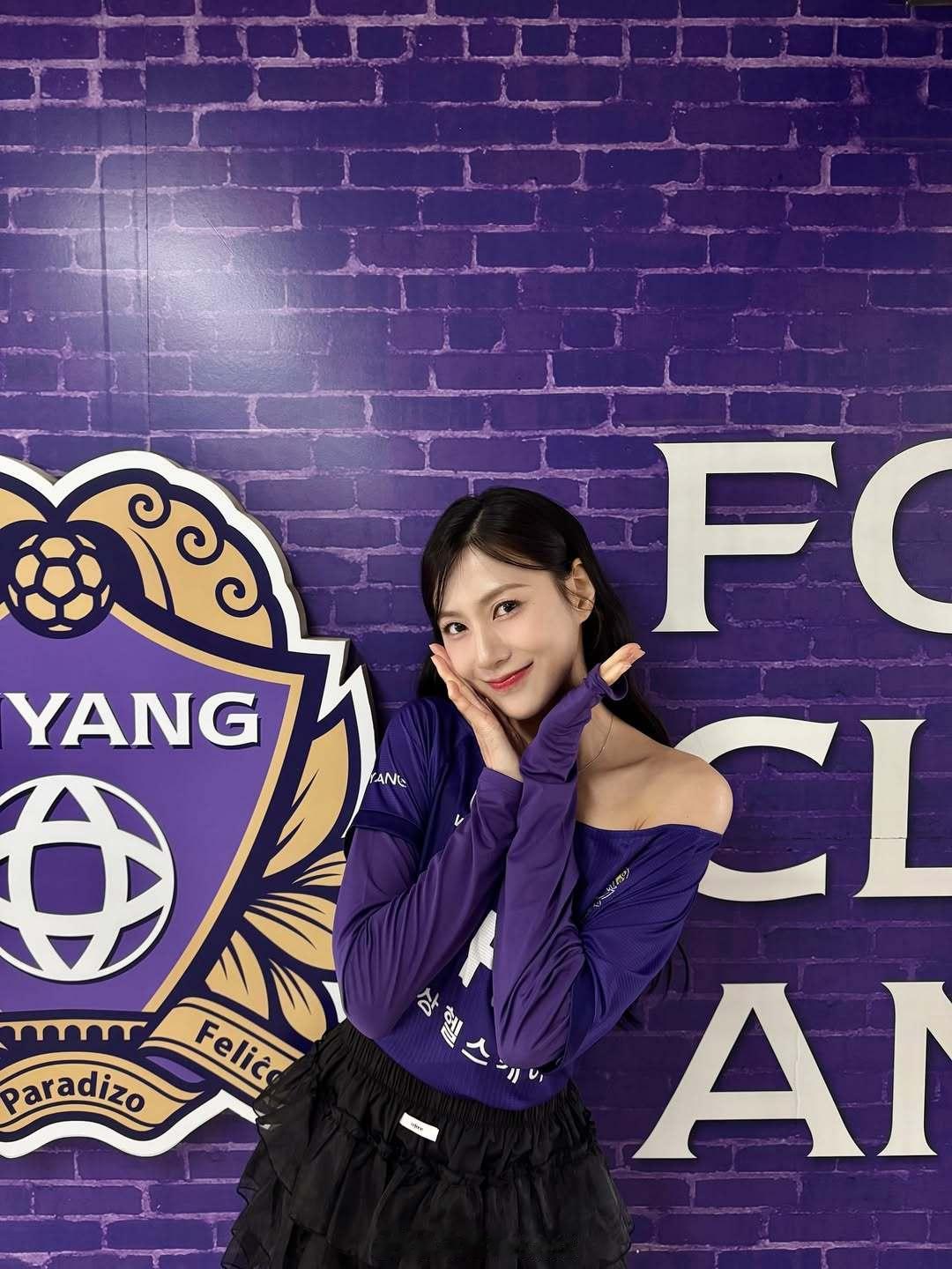 韩国著名曼联球迷、APINK成员吴夏荣，受邀为FC安养vs蔚山HD的比赛开球。⚽