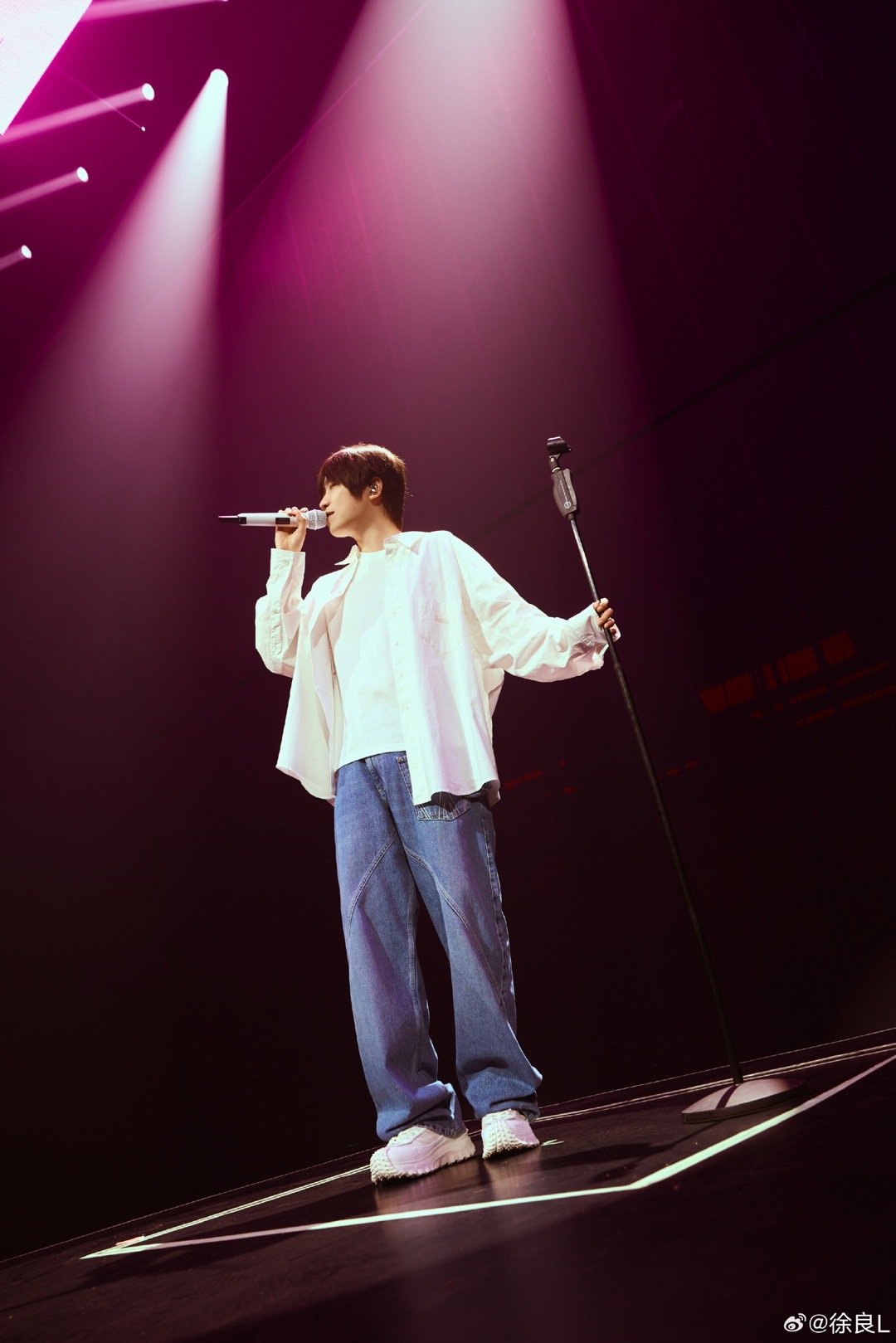 徐良演唱会散场像放学徐良演唱会梦回学生时代 演唱会散场能散出放学感觉的，大概只有