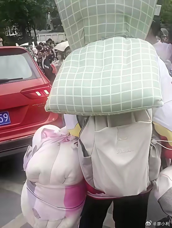去年出了个扁担女孩，今年又冒出个被褥女孩。2026年高考期间，贵州毕节一名女孩扛