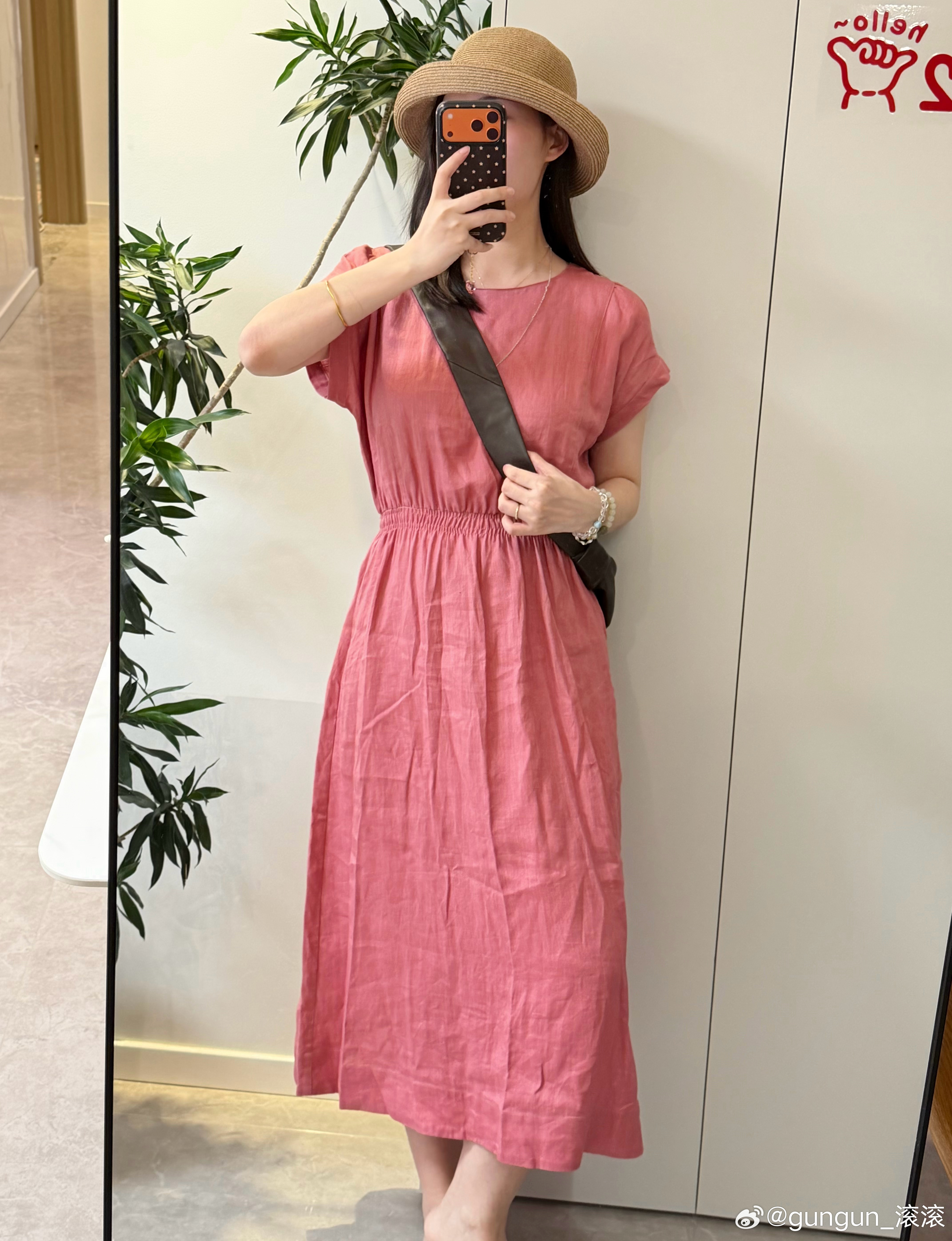 终于收到豆妈这条连衣裙，一鼓作气试完再躺第一版是细松紧腰，不舒服。第二版改为了抽