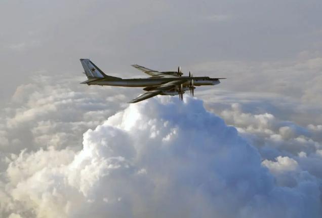图文：泽连斯基：乌无人机对俄恩格斯空军基地的空袭行动中摧毁了1架俄图-95战略轰