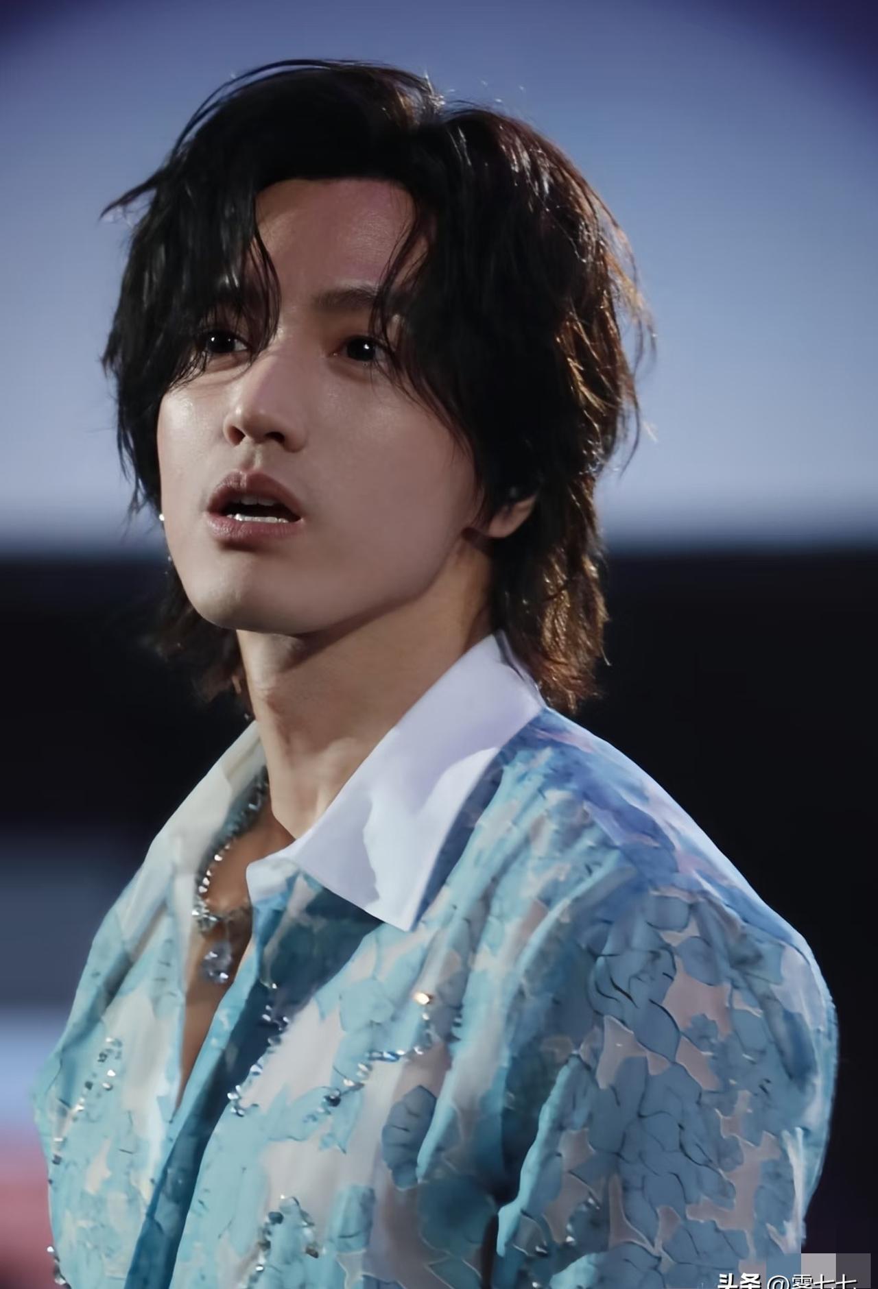 提词器上连“哽咽”都要标注，这年头连眼泪都能流水线生产了。
我朋友在后台干过，说