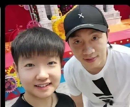 许昕真的太仗义了。特意回来给孙颖莎当陪练，根本不是闲着无事。如今的他本身就是正经