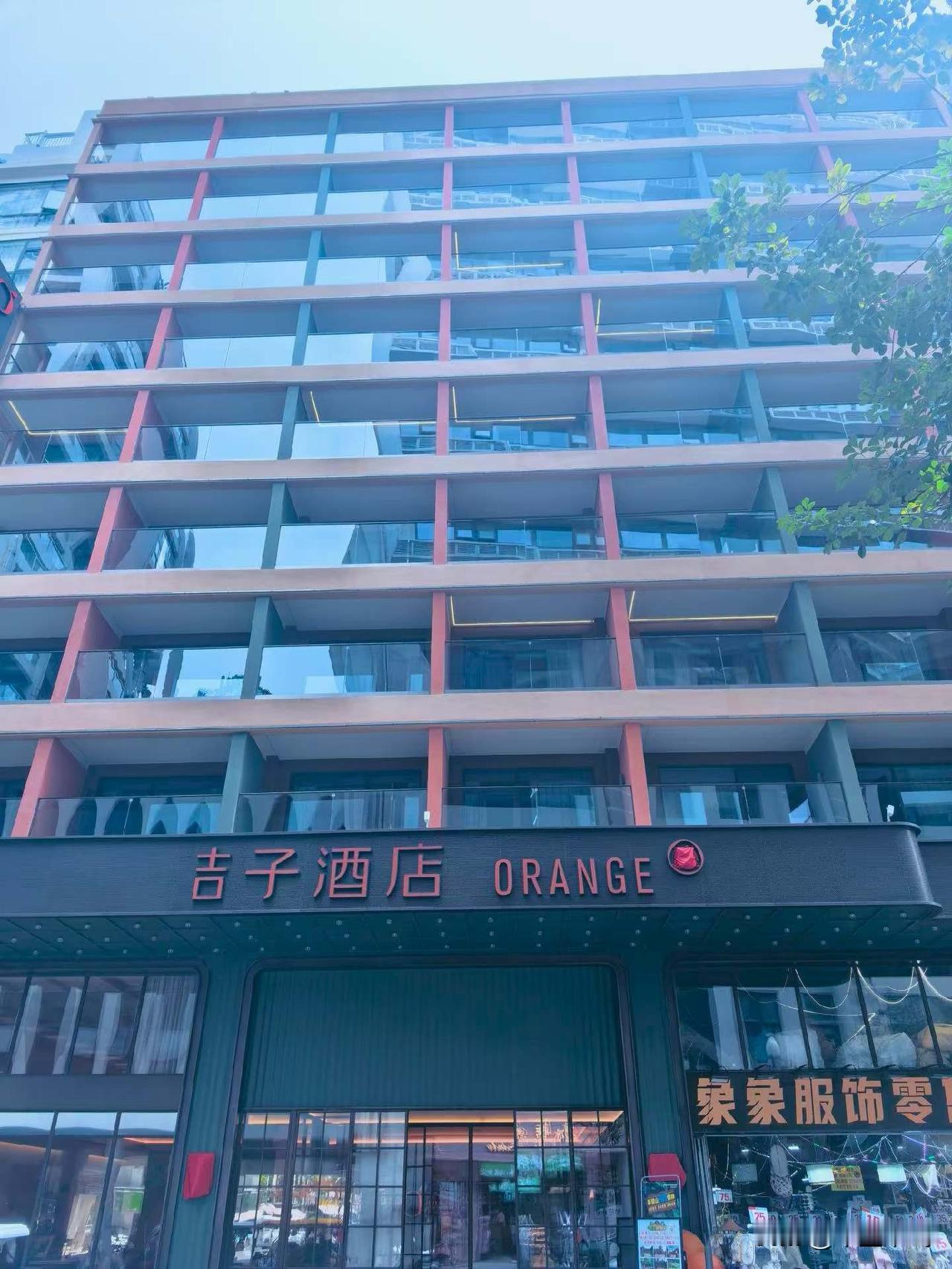 世间从此又多了一个伤心的老板！大概率是达不到品牌方的标准被要求下线。
当酒店变成