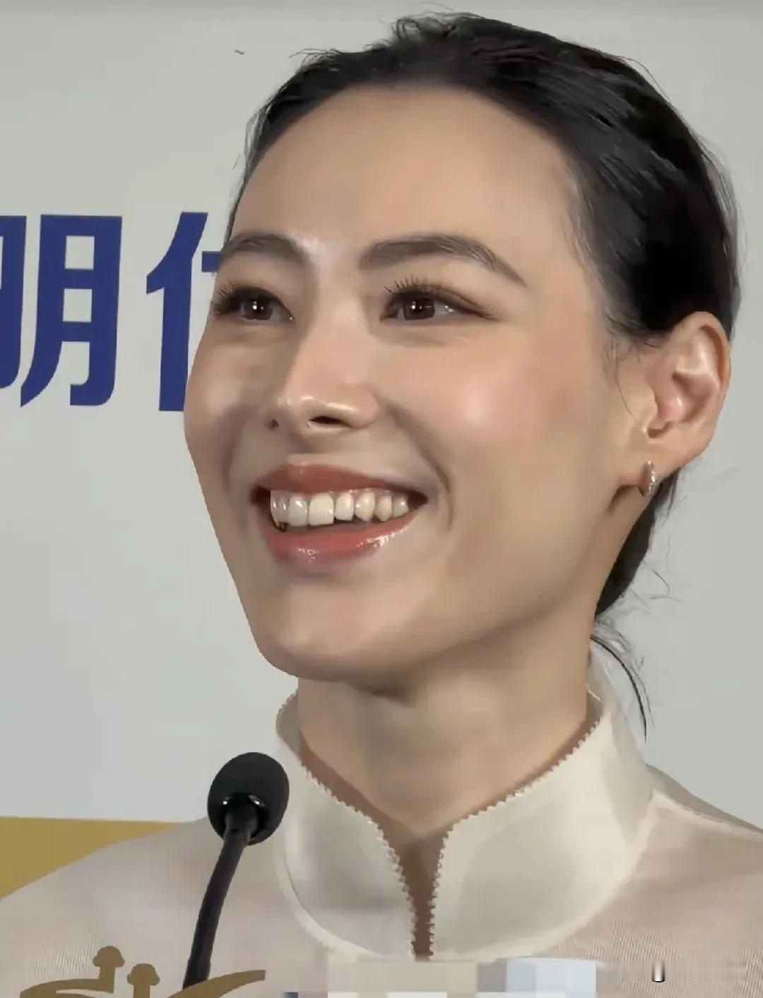 37岁梁洛施，突然冲上热搜！

6月13日开幕式，梁洛施一身黑色战损西装、大背头