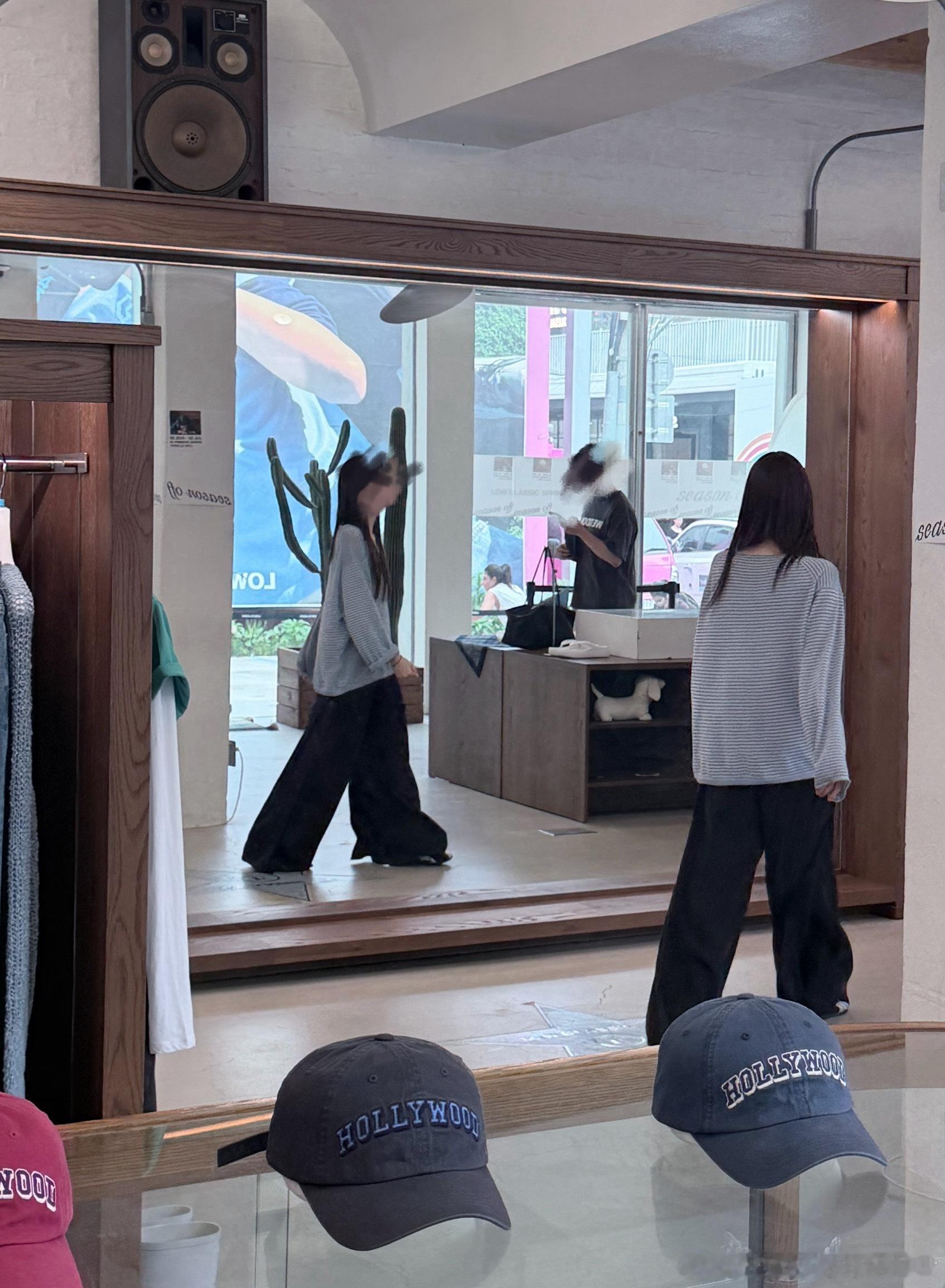 这件是逛街的时候余光看到店员穿了很洋气的上衣我立刻一个闪现过去：“this th