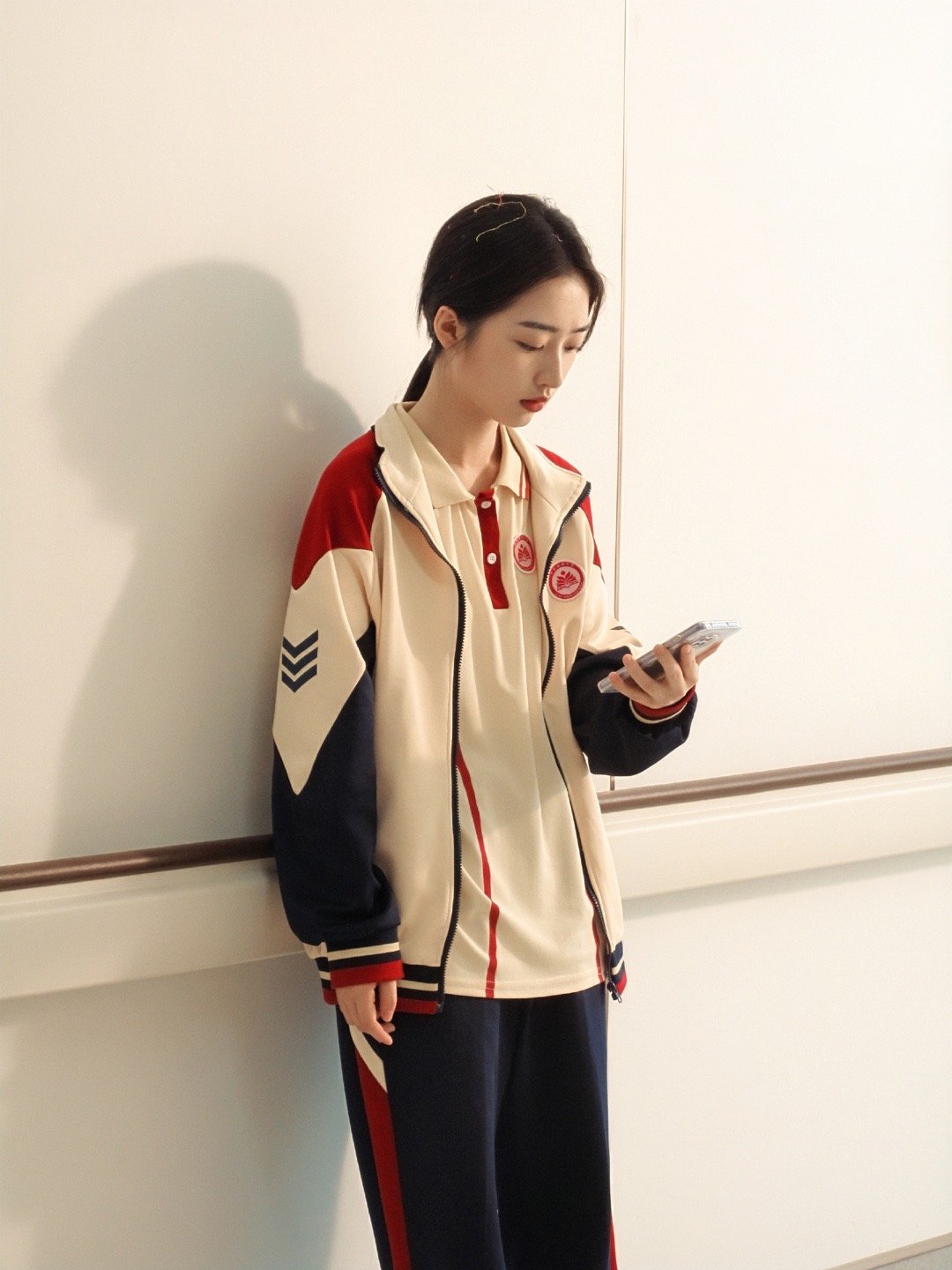 邓恩熙新剧倒反天罡 邓恩熙这个角色设定太绝了，校花脸老妈魂，在校园里美出天际，内