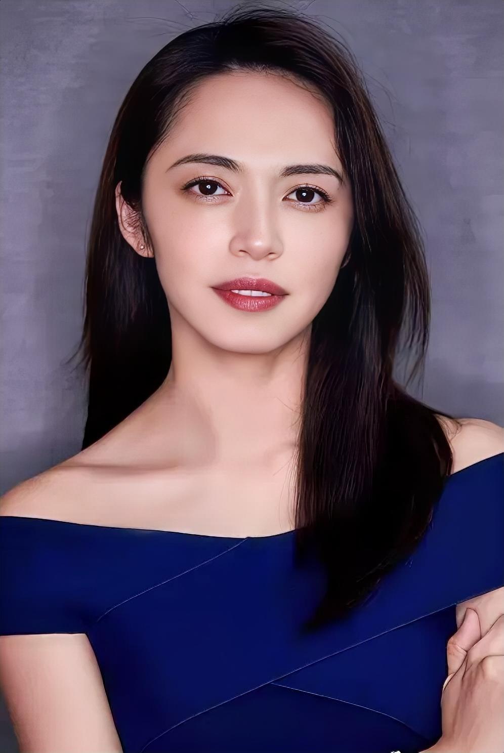 我查了一下姚晨的出身。

不查不知道，一查才发现——

她根本不是资源咖。

就