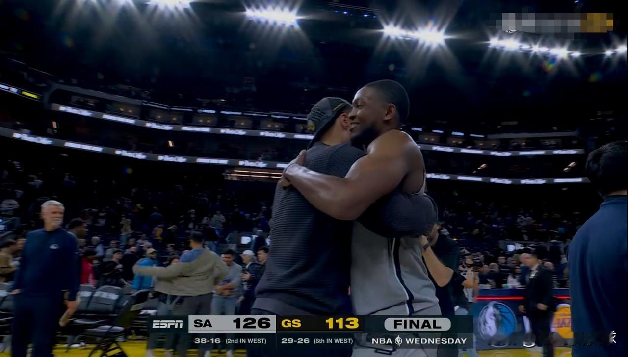 勇士当家球星库里真是太有风度了！虽然今天勇士在主场以113：126输给了马刺，但