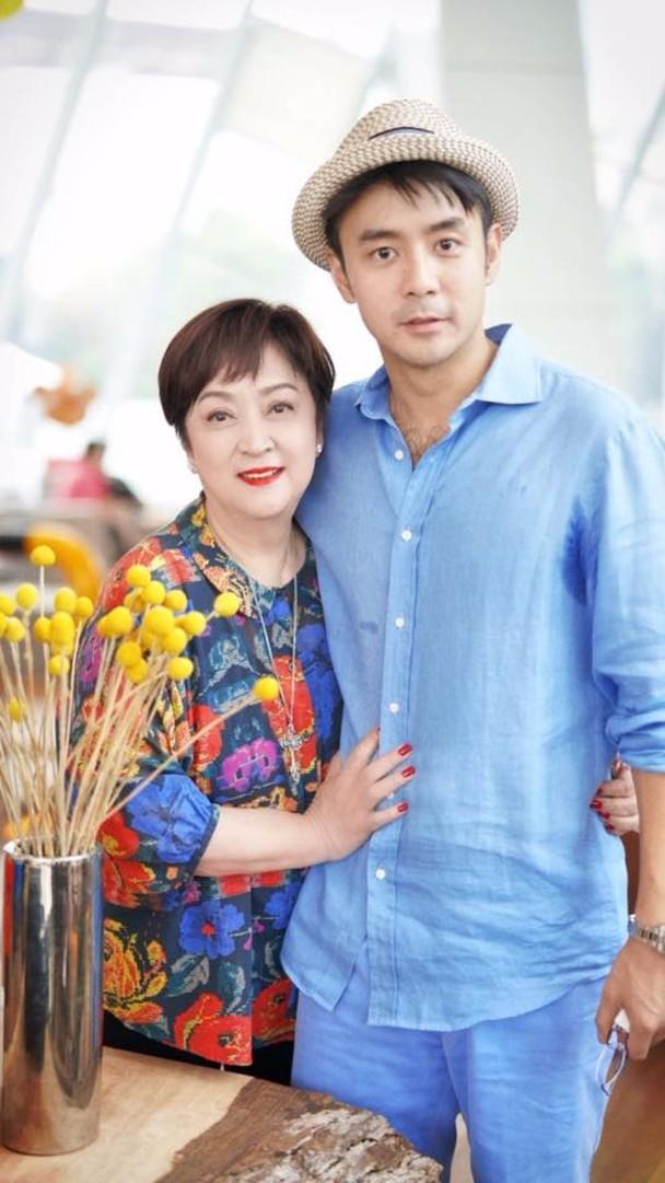 谢贤第一任前妻甄珍生的儿子很像甄珍，谢贤第二任前妻狄波拉生的儿子谢霆锋很像狄波拉