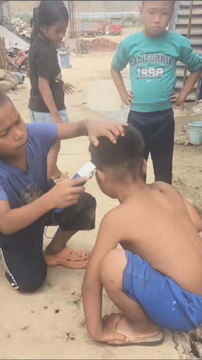 小孩给小孩理发，一个敢理，一个敢接，而且不比25块的差。不用一桌一椅，不用毛巾，