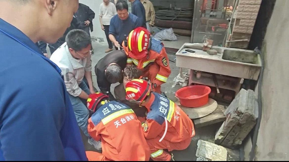 村民坠井命悬一线新天台人挺身而出勇救人4月9日，天台一村民不慎坠井，四川籍务工者