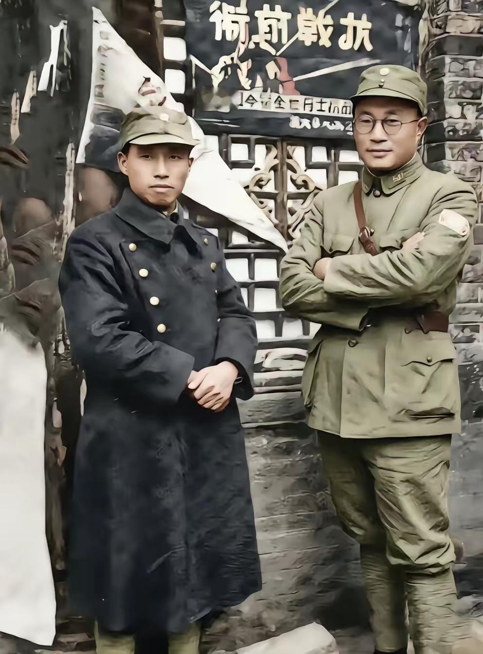 左权和刘伯承。1939年，山西潞城北村（晋东南抗日前线）。

八路军副参谋长左权