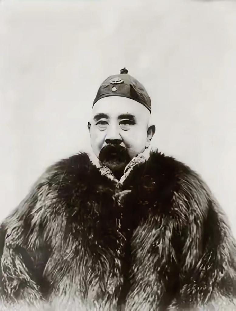 辫帅张勋，四肢摊开趴睡在女人肚子上，这是他每晚雷打不动的规矩。这天轮到六姨太侍寝