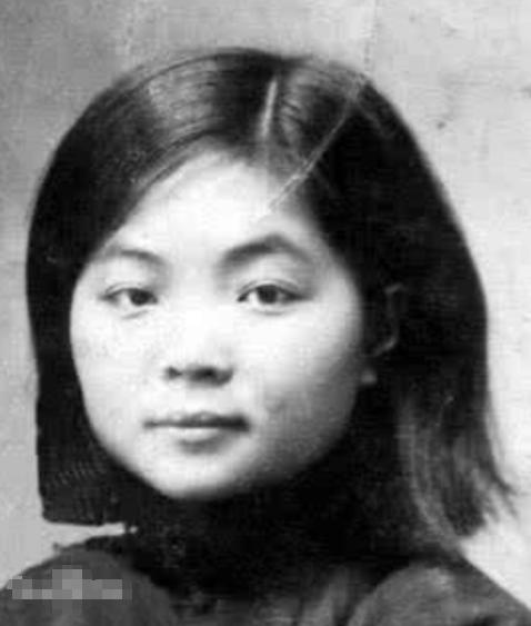 1949年5月，上海刚解放没几天，陈赓就找去了已故妻子王根英的老家。门一开，王根