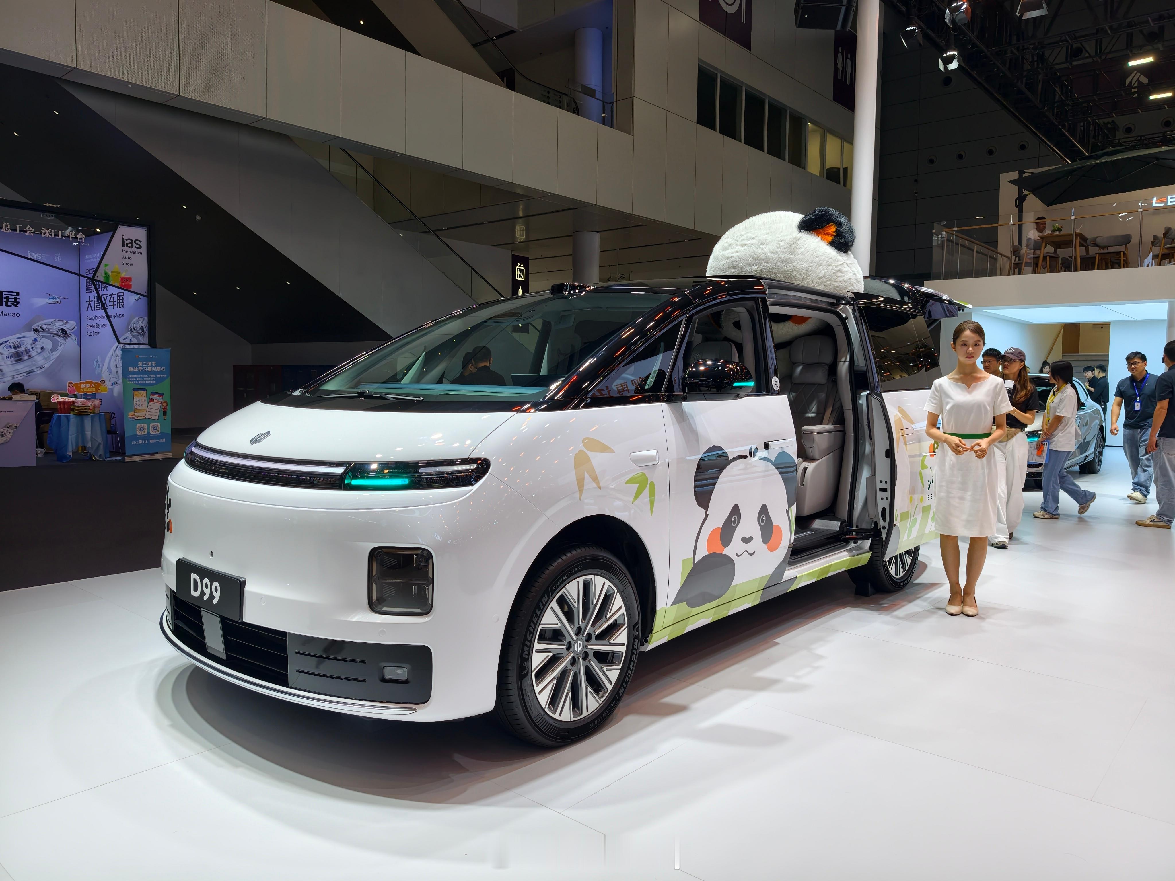 说实在的之前从没考虑过MPV，直到在2026粤港澳大湾区车展遇到了零跑D99。零