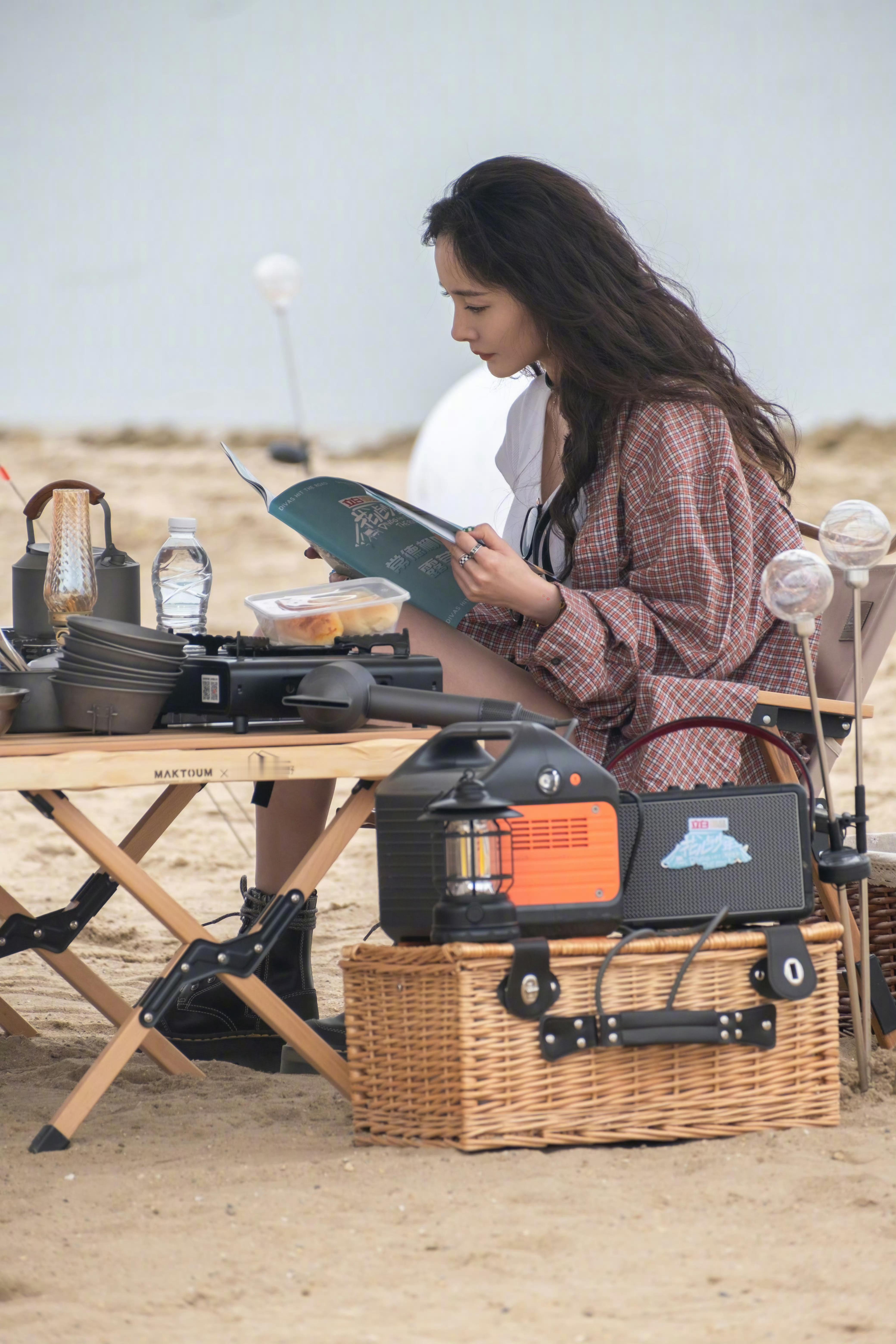 杨幂 ym杨幂宁绣绣 钟摆把秒针酿成梅子酒，寂静在窗帘褶皱里发酵，让流星落下最后