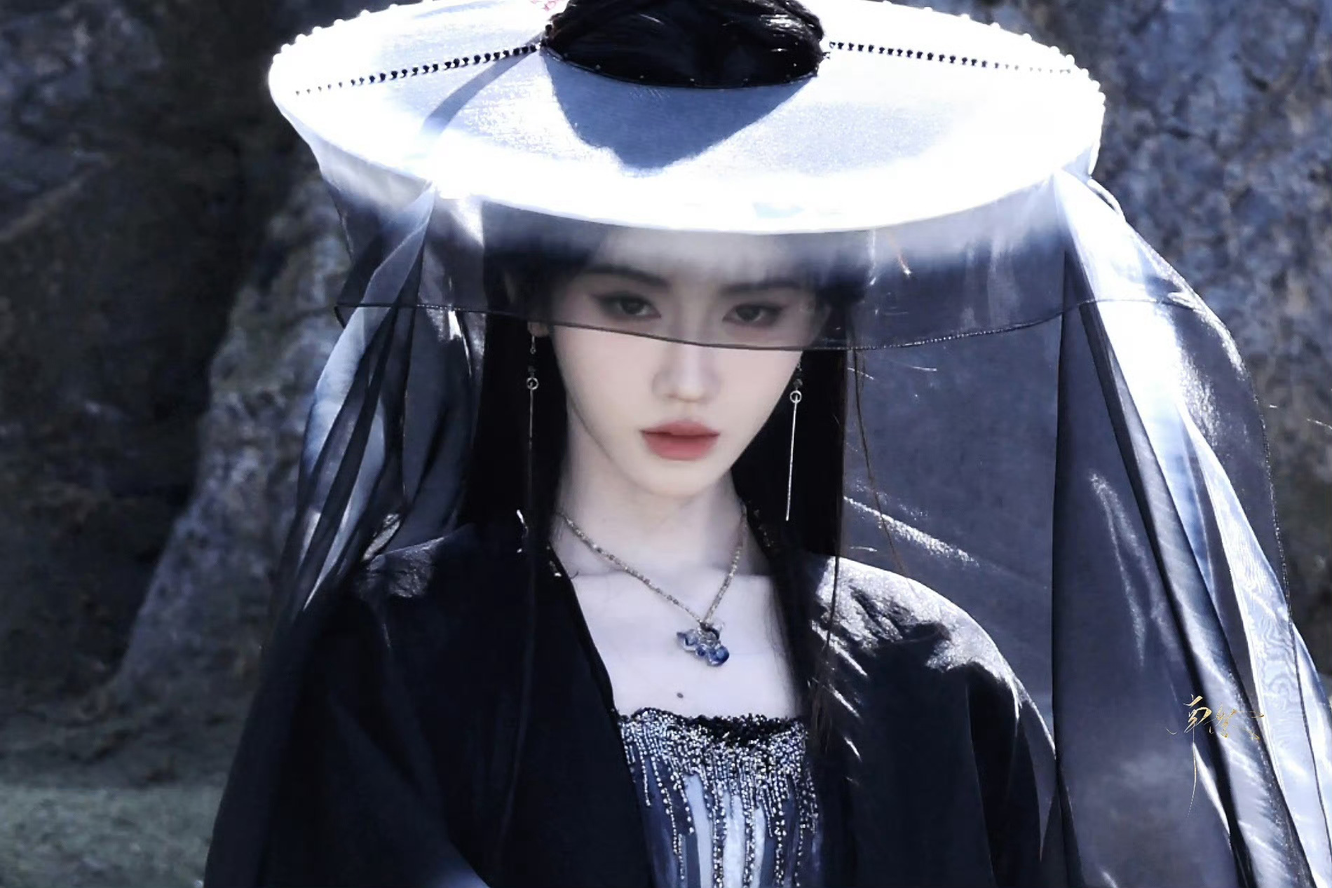 冷酷侠女和萌萌阿黛，鞠婧祎这个反差太带感了[哇] ​​​