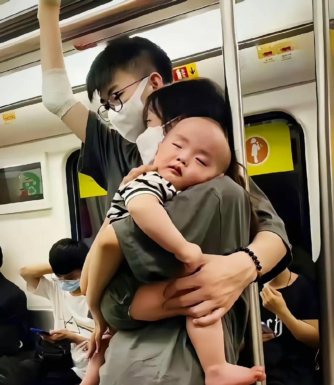 早挤公交车上
后排一对夫妻突然戳中我
丈夫张开胳膊圈着妻女，像个移动的小屏障。