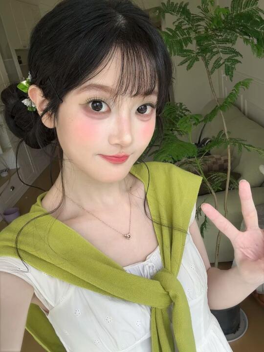 啊！杨超越青苹果妆好有生命力！🍏 ‧₊˚ 🐾