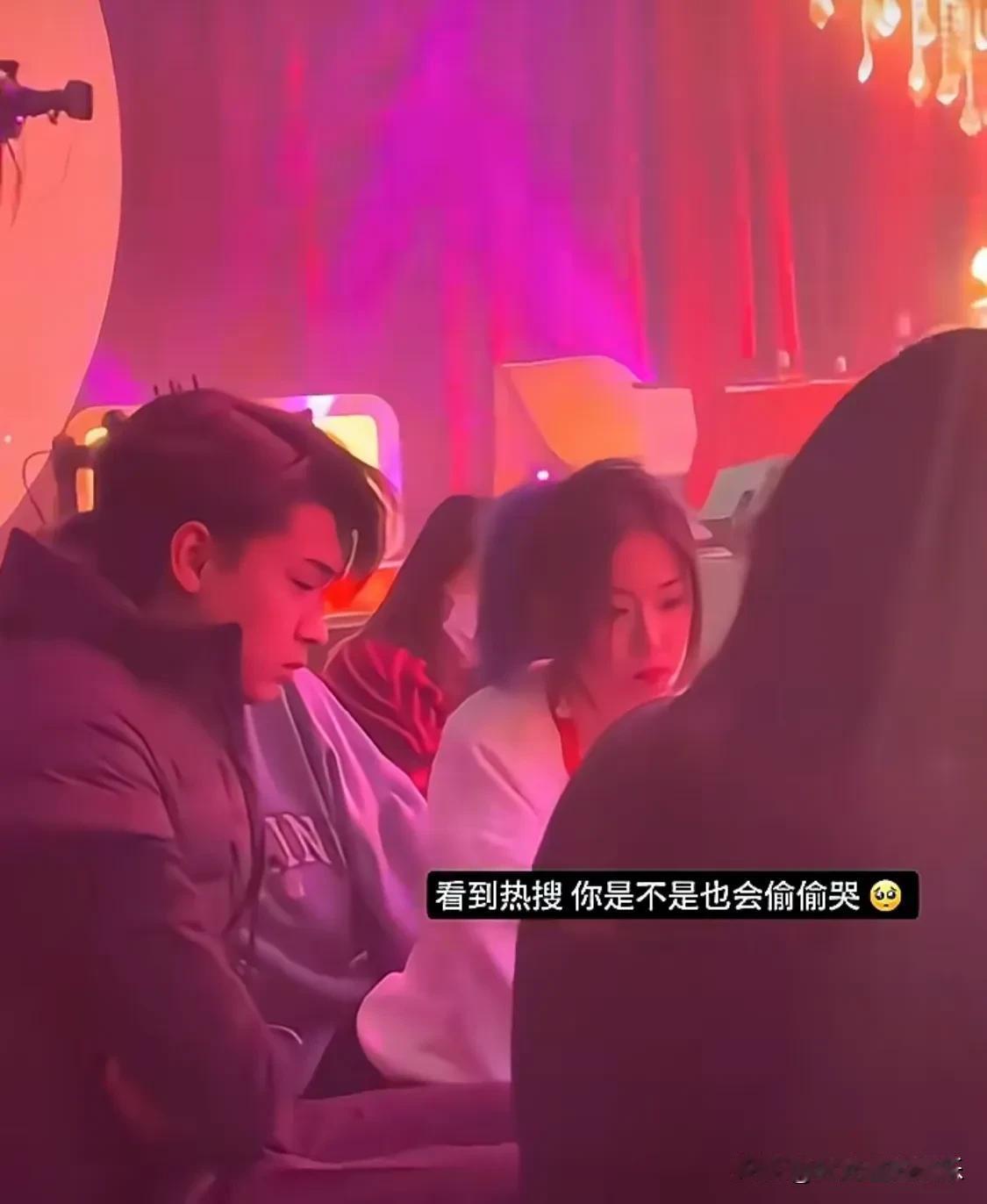 他的天塌了！精神支柱没有了！
在最爱的场合头都不抬了！[大哭]
他也是傻！怎么就