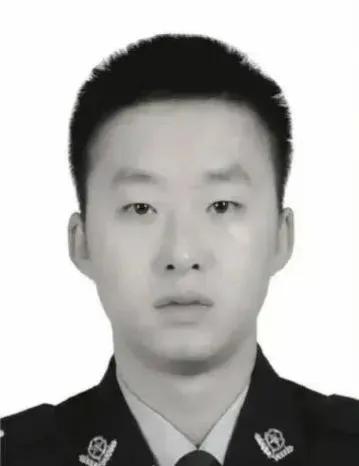 请您停留1秒钟，向缉毒英雄致敬！
如果一个缉毒英雄能展露遗容，表明他三代以内的直