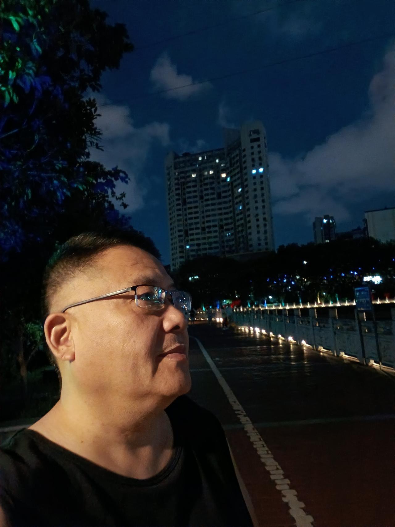 昨天去四姐家打麻将，玩的中间又来了两位老同学，6个人打了一场麻将。

采用“做梦