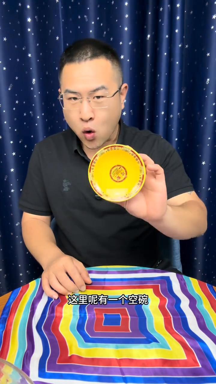 这还有条毛巾，这就是在料理饭店的毛巾。这还有一个空碗，看见吗？拿一个扣在毛巾上，
