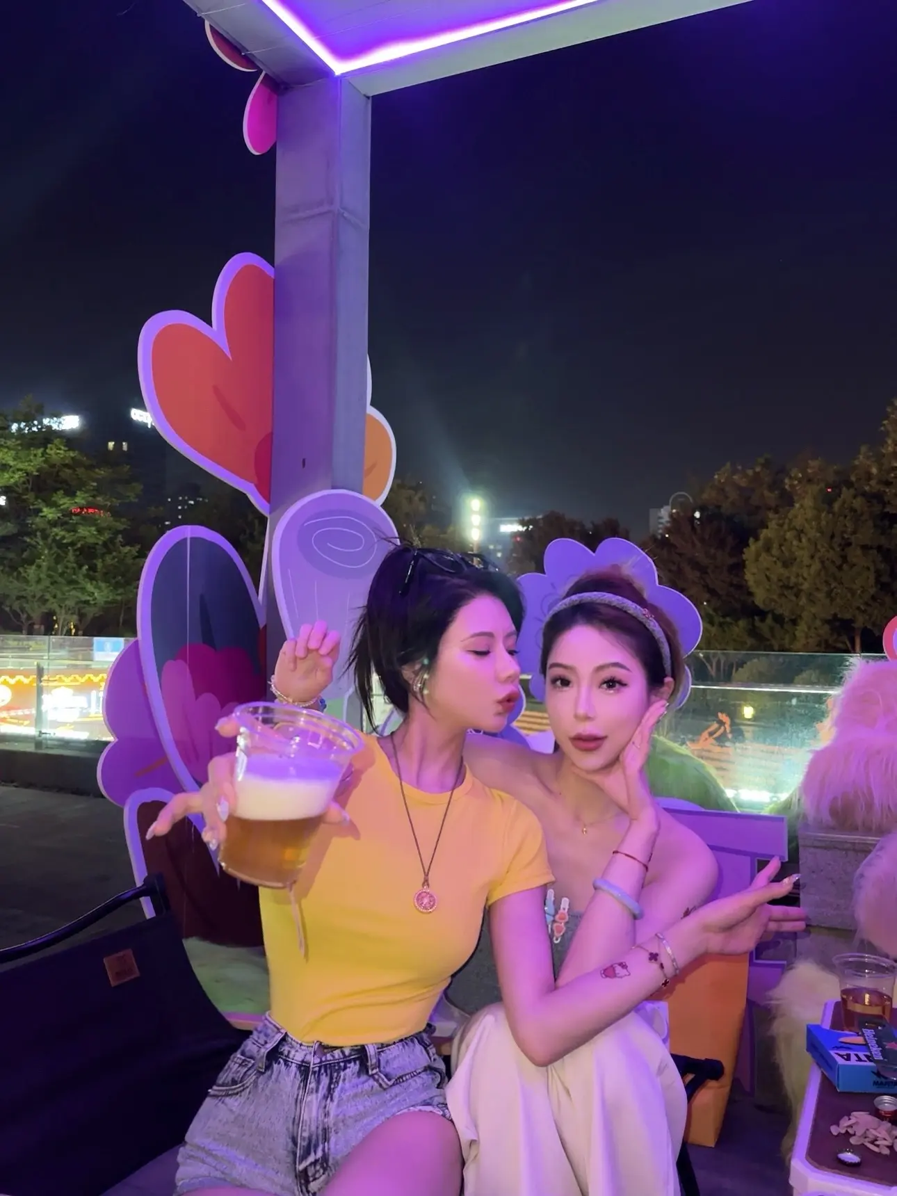 两人的自拍在朋友圈暴晒