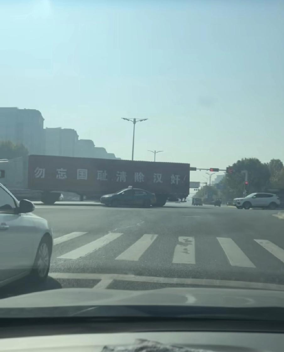 司机有东西的，带着墨镜飒飒的飘过....勿忘国耻，清除汉奸…
挥霍劳动人民创造的