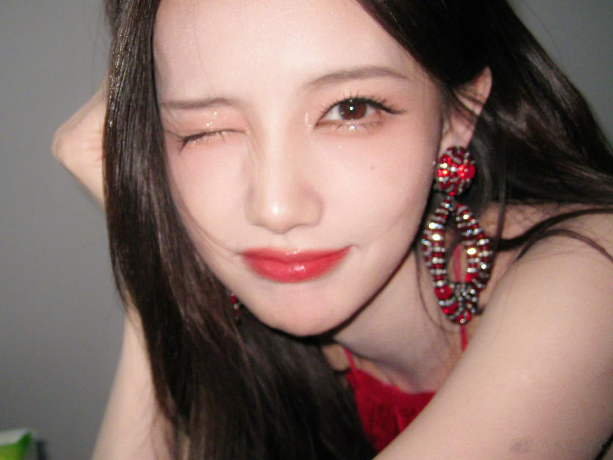 李一桐 假唱人家又不是专门唱歌的，大家看脸好看就好了呀，不知道在审判什么 