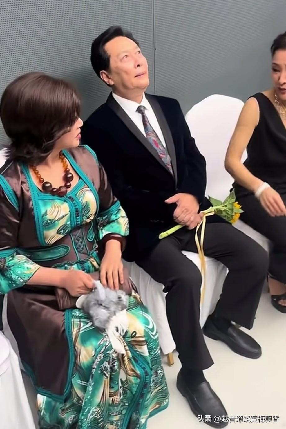 在第38届大众电影百花奖颁奖后台，唐国强和两个“妹妹”正在候场，总感觉这次活动刘