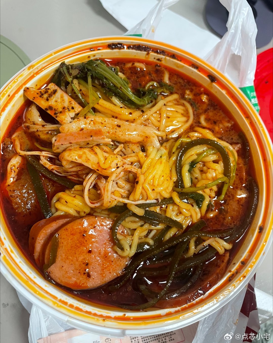 麻辣烫里最夯的是啥菜那必须是鹌鹑蛋和豆筋啊。管他健不健康，先吃为敬。 