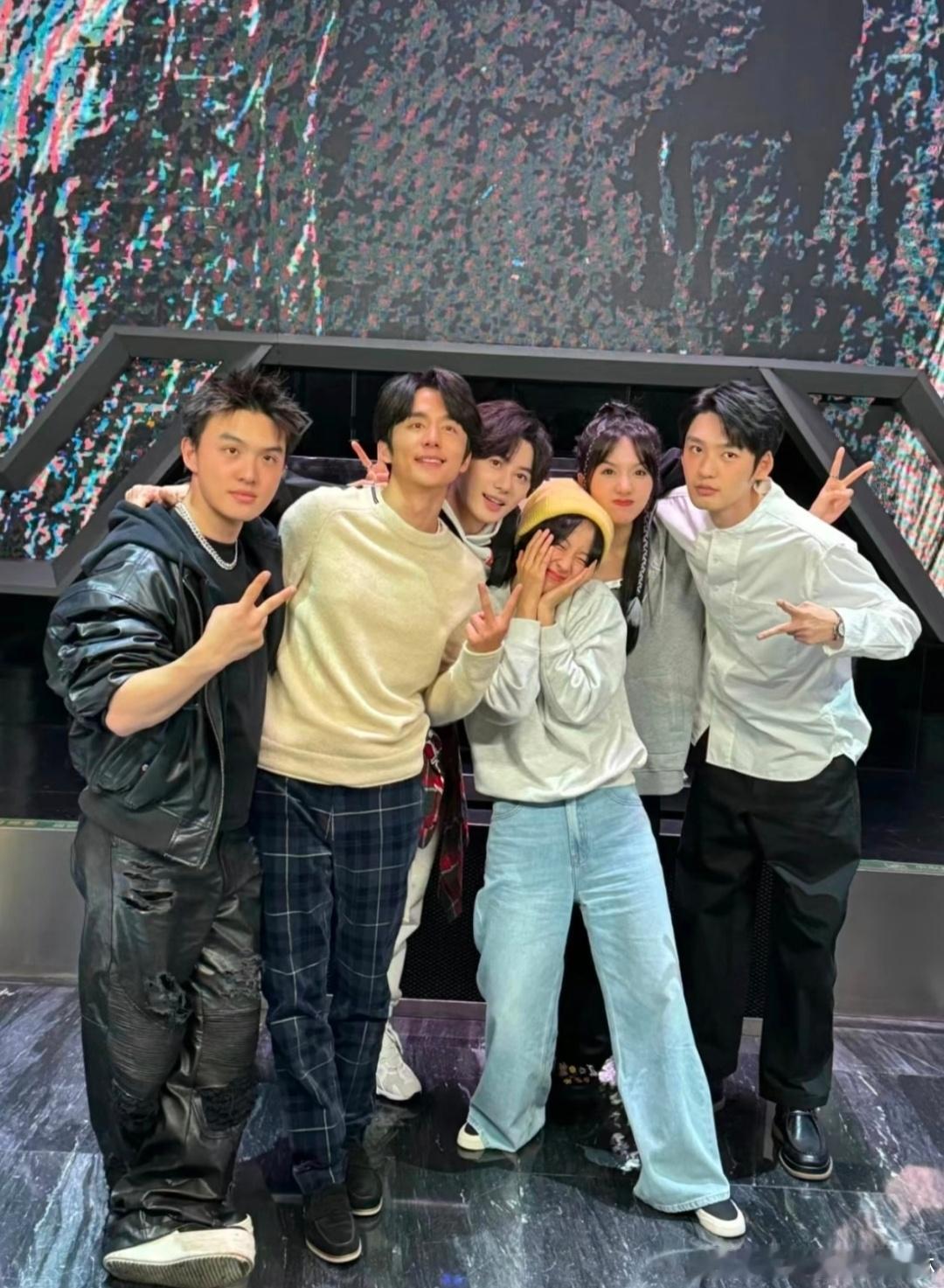 周雨彤张新成七斋团建打call七斋售后直接拉满！全员力挺《佳偶天成》，熟悉的面孔