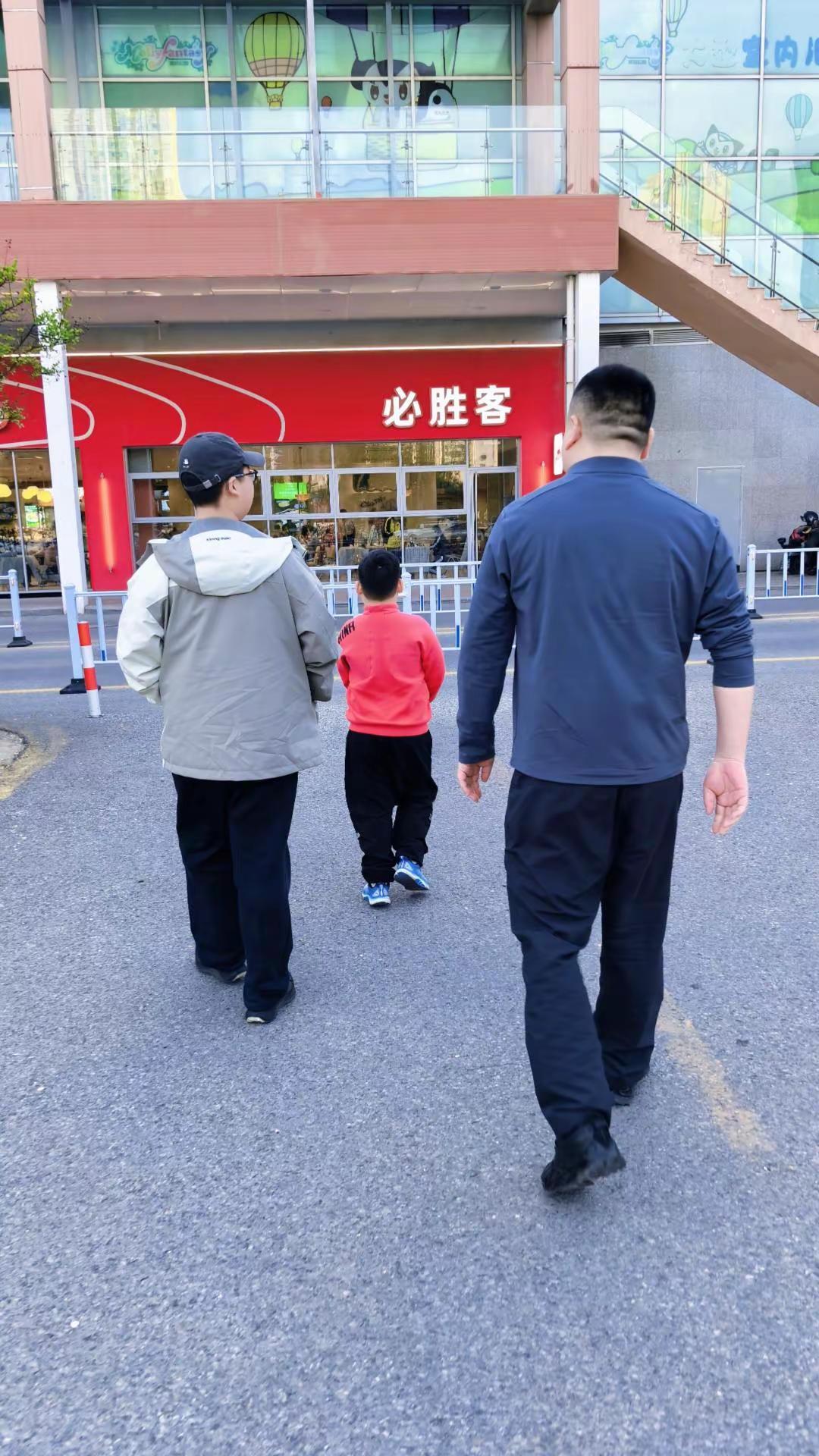 一想到我的长子18岁的时候我才44岁，感觉生活又有了盼头，你们的孩子18岁的时候
