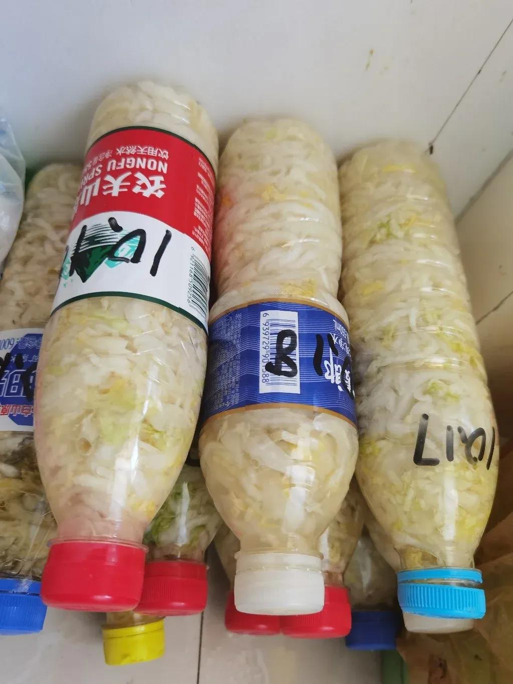 矿泉水瓶盐酸菜，真的健康吗？会不会“爆炸”？
每年这个季节，家里的菜吃不完，婆婆