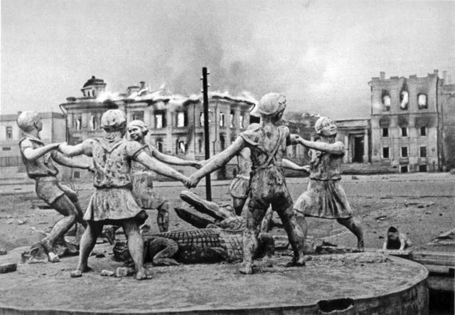 1942年9月，斯大林格勒打得像人间地狱。红色十月工厂附近有座水塔，成了关键据点