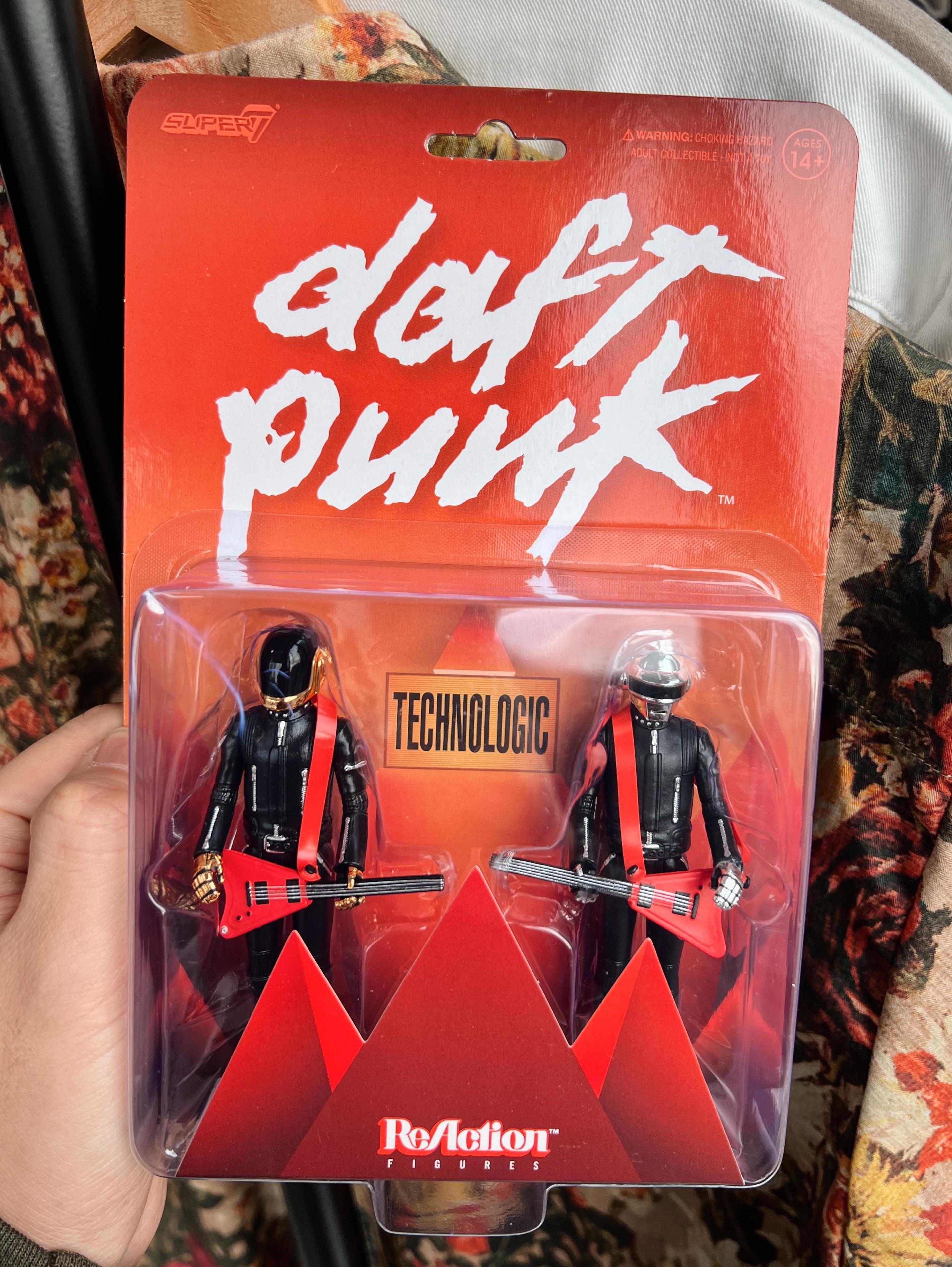 等了几天的慢递终于到了，入手两只Daft Punk小人儿。昨天曼联领先的时候西看